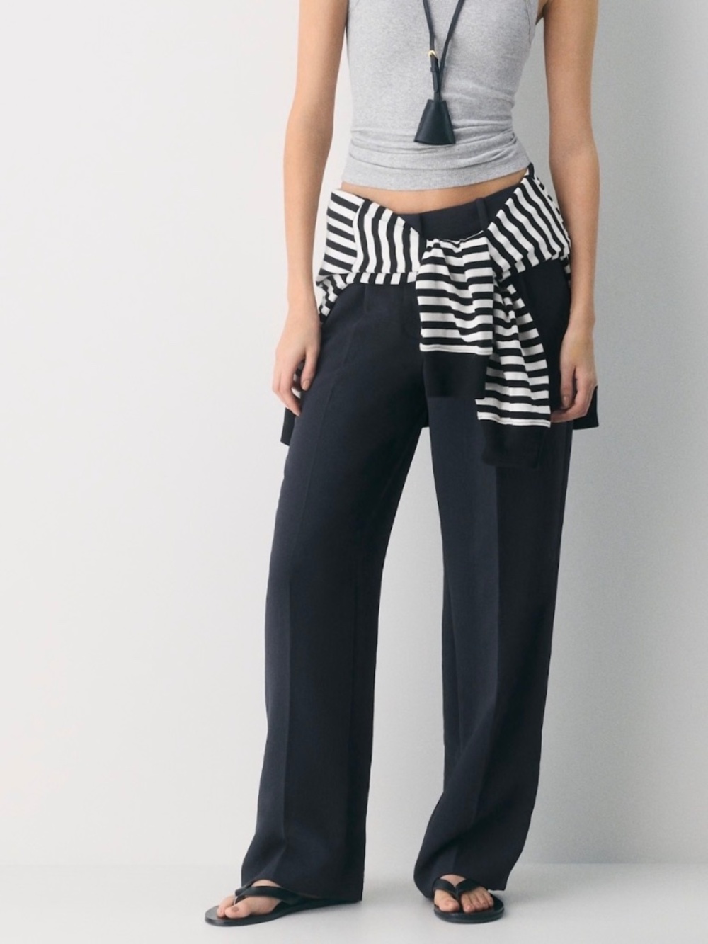 Aritzia - The Effortless Pants Lo-Rise Short Length